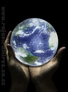 El mundo en tus manos. Fotografía Rafael Ramírez (2008) El mundo en tus manos. Fotografía Rafael Ramírez (2008)