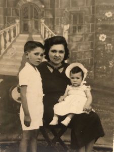 Día del Padre en España. Manuela Vicente Ferrero con sus hijos Manuel y Mª José.