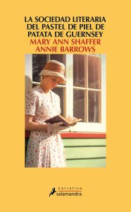 “La Sociedad Literaria del Pastel de Piel de Patata de Guernsey” por Mary Ann Shaffer y Annie Barrows.