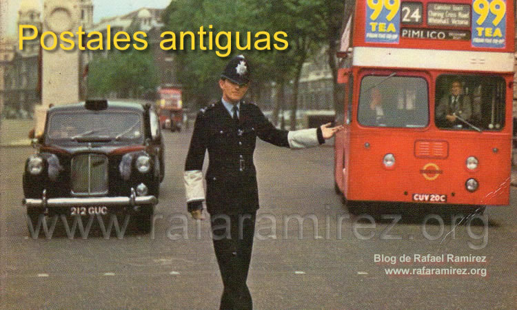 Postal: Policía dirigiendo el tráfico en Londres. 1970. Blog de Rafael Ramírez.