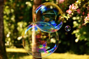 Iridiscencia, palabra bonita, en la pompas de jabón. Blog de Rafael Ramírez.