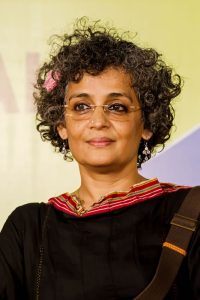 La escritora Arundhati Roy. Blog de Rafael Ramírez.
