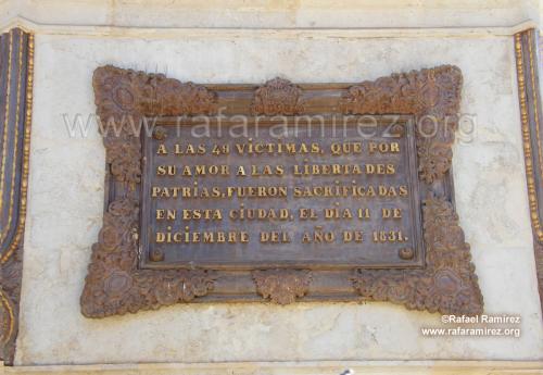 Placa recordatoria en el Monumento a Torrijos en la plaza de la Merced de Málaga. Blog de Rafael Ramírez. 
