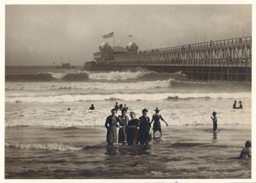 El muelle de Long Beach y el Sun Pavilion, con bañistas. 