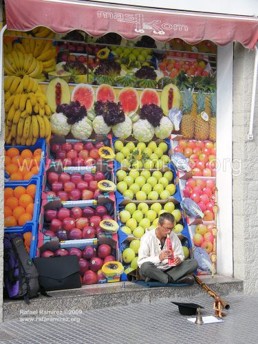 Hombre ante supermercado.