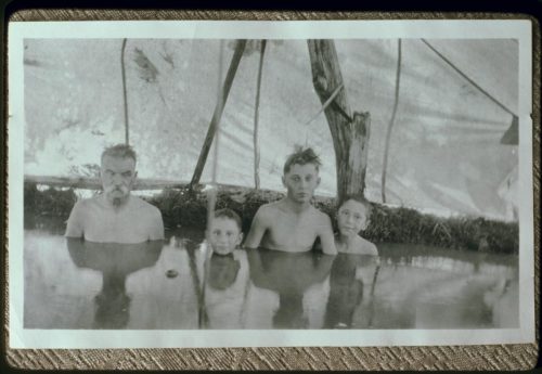 Retrato de grupo en las aguas termales de Paradise Valley, hacia 1918. 