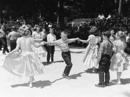 Alumnos de 5.º curso de la escuela de White Springs bailando. 
