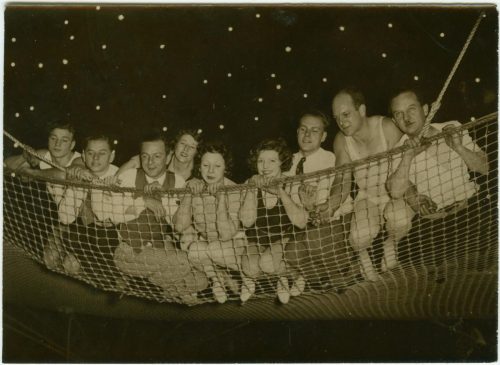 Grupo de artistas de circo. 