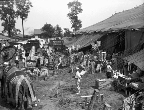 Escena entre bastidores en el circo estadounidense. 