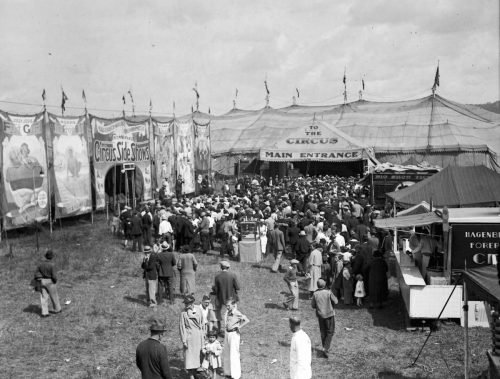 Escena en la zona de atracciones del circo. 