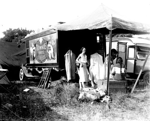 Entre bastidores de un circo itinerante típico: el circo Downie Bros., 1932. 