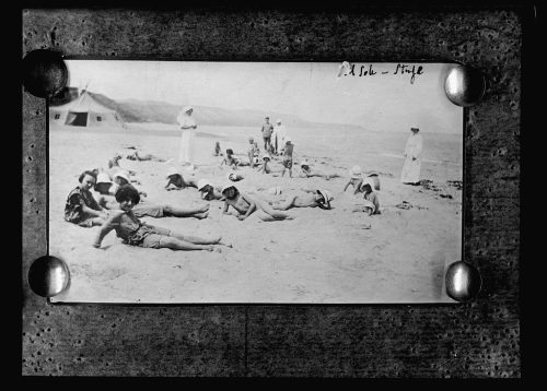 Messina. Niños del campamento de verano de Messina tomando el sol en la playa. 