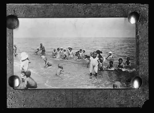 Messina. El baño diario en el campamento de verano para niños de Messina.