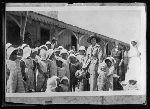 Trabajador de A.R.C. y niños en el campamento de verano de Taormina. 
