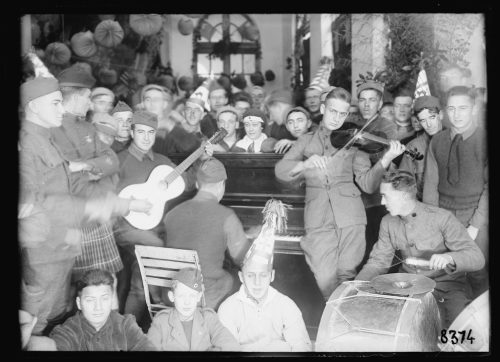 Soldados estadounidenses celebrando la fiesta de Halloween. 