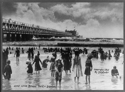 Muelle de Long Beach y bañistas (1905).