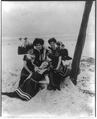 Mujeres jóvenes en la playa (1906).