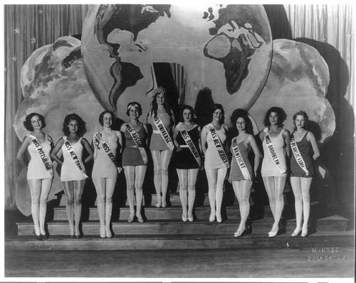 «Miss Universo» y un  grupo de otras bellezas. 