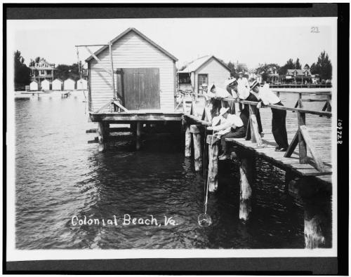 Gente pescando cangrejos en el muelle, Colonial Beach, Virginia (1909).