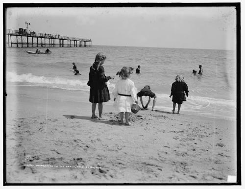 Jóvenes en la playa, Palm Beach, Florida (1900).