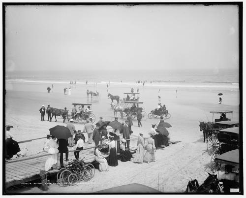 Hora de baño en la playa, Seabreeze [es decir, Daytona Beach], Florida (1904).