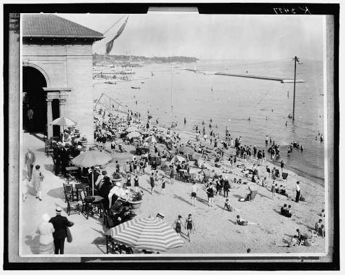 Gente en la playa (1900).