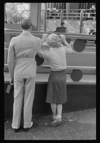 Glen Echo, Maryland. Una joven pareja observa a la gente en el látigo, en Glen Echo Park. 