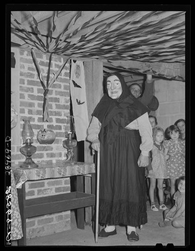 Ganador del concurso de disfraces en la fiesta de Halloween. Cooperativa Hillview, Osage Farms, Misuri. 