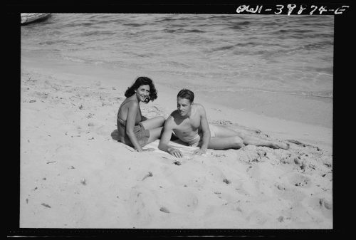Una joven pareja en la playa de Sicilia. La gente vuelve poco a poco a sus actividades normales. 