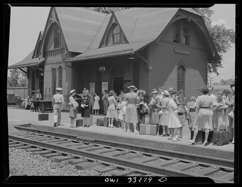 Silver Spring, Maryland. Gente esperando el tren en la estación. 