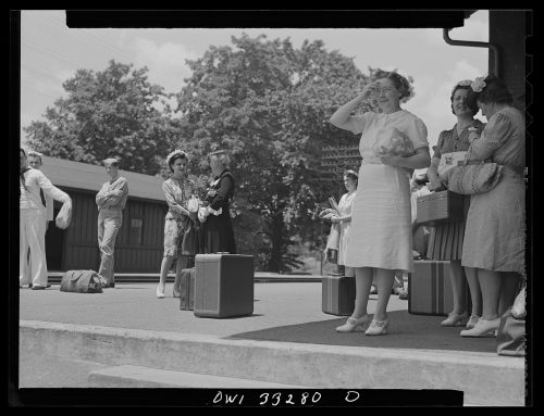 Fotografía sin título, posiblemente relacionada con: Silver Spring, Maryland. Gente esperando el tren en la estación.