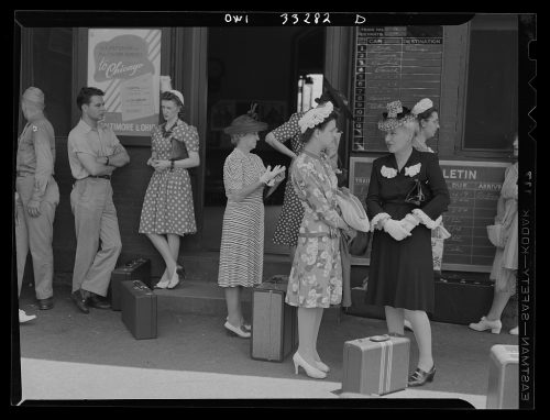 Silver Spring, Maryland. Gente esperando el tren en la estación. 