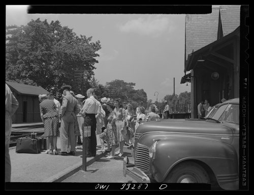 Fotografía sin título, posiblemente relacionada con: Silver Spring, Maryland. Gente esperando el tren en la estación. 