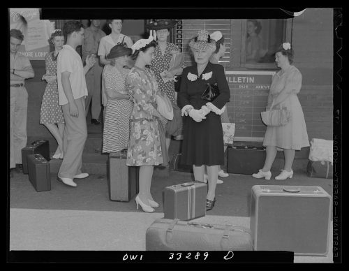 Fotografía sin título, posiblemente relacionada con: Silver Spring, Maryland. Gente esperando el tren en la estación. 