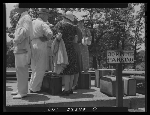 Fotografía sin título, posiblemente relacionada con: Silver Spring, Maryland. Gente esperando el tren en la estación. 