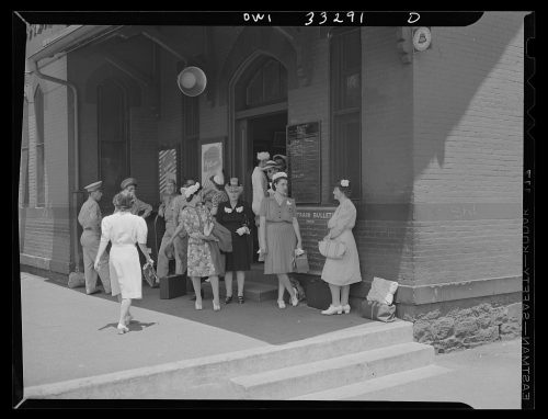 Fotografía sin título, posiblemente relacionada con: Silver Spring, Maryland. Gente esperando el tren en la estación. 