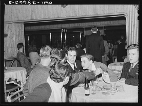 Jóvenes en un restaurante club nocturno. Chicago, Illinois. 