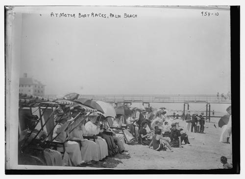 Multitud en la playa para carreras de botes a motor, Palm Beach (1910).