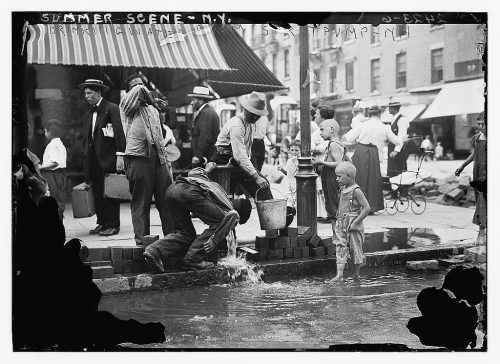Escena veraniega, Nueva York: bebiendo agua de una fuente pública. 