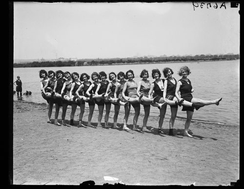 Bellezas bañándose y bailando en la playa. 