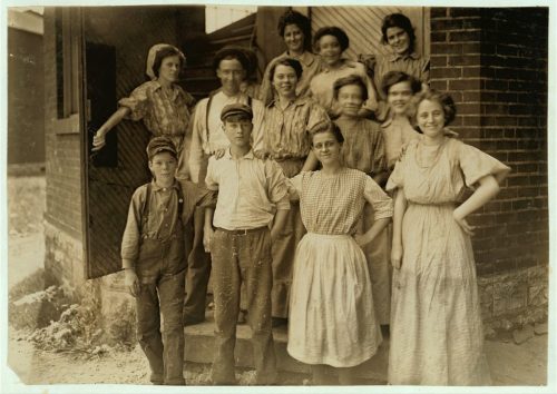 Jóvenes en una fábrica de algodón de Indianápolis, mediodía, agosto de 1908. Wit. E.N. Clopper. Lugar: Indianápolis, Indiana. 