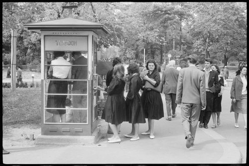 Jóvenes hacen cola para utilizar una cabina telefónica, Belgrado, Yugoslavia. 