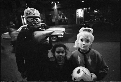 Niños con máscaras para Halloween. 