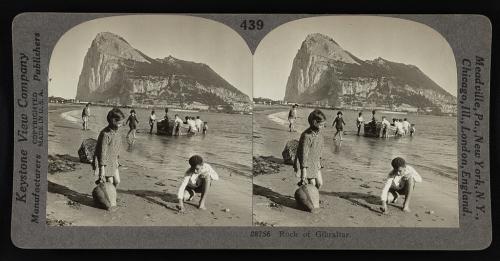 Peñón de GibraltarResumenNiños jugando en primer plano.1934