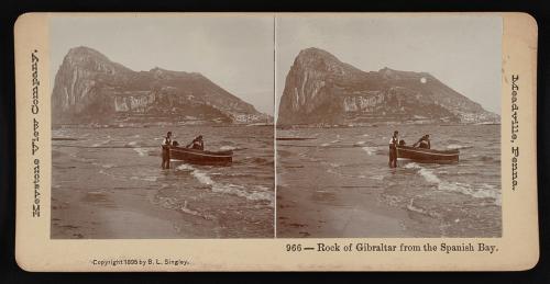 Peñón de Gibraltar desde la Bahía EspañolaDos personas con barca en la orilla en primer plano.1890-1900