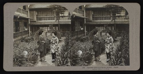 Chicas japonesas en un jardín de Kioto. Japón. 