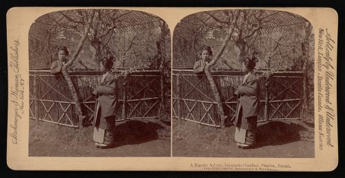Una pérgola rústica, jardín japonés, Sugita, Japón. 