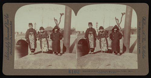Niños japoneses con trajes curiosos, Tokio, Japón. 