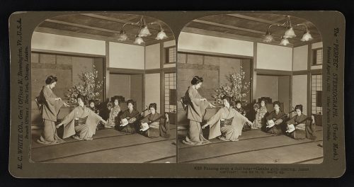 Pasando una hora aburrida: geishas bailando, Japón. 