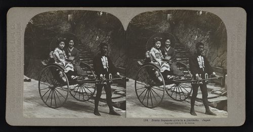 Chicas japonesas guapas en un jinriksha, Japón. 